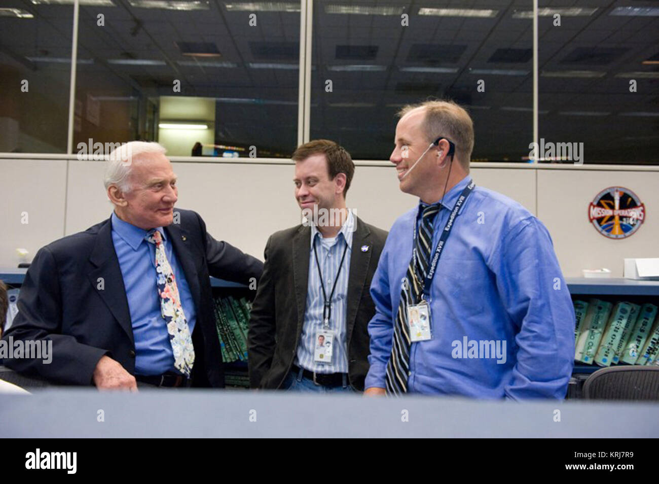 Data: 7-10-09 Posizione: Bldg 30 - Missione Apollo soggetto di controllo: Ex Apollo 11 astronauta Buzz Aldrin durante un colloquio con le notizie di CBS Fotografo: Lauren Harnet Buzz in Mission Control - ritagliato Foto Stock