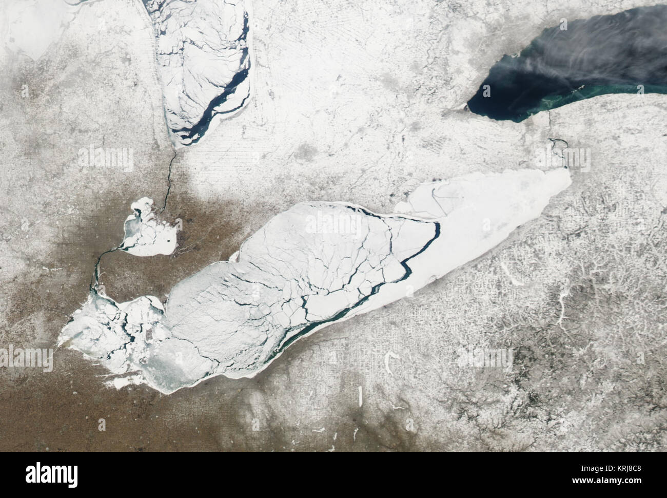 Ai primi di marzo 2007, ice avanzata e si ritirarono sopra la superficie del lago Erie, lungo il Regno States-Canada confine. La risoluzione moderata Imaging Spectroradiometer modis.gsfc.nasa.gov (dello spettroradiometro MODIS) su NASA aqua.nasa.gov/ Aqua satellite catturato cloud gratuitamente le immagini del lago cambia il 9 Marzo (top) e 13 marzo (fondo). Nell'immagine presa il 9 marzo, ghiaccio quasi copre completamente il lago, ma picchi di acqua attraverso le grandi crepe stretching attraverso il corpo di acqua. Nell'immagine presa il 13 Marzo solo sottile semitrasparente, strati di ghiaccio rimangono -- nella metà orientale e vicino alla punta occidentale. Meno d Foto Stock
