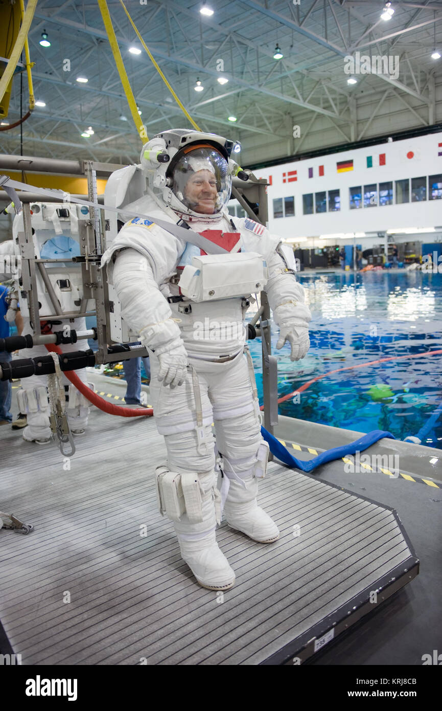 STS-130 Membri di equipaggio George Zamka, Steve Robinson aiutare Robert Behnken e Nick Patrick getting adatti e pronti per NBL STS-120 20A EVA2 formazione. Data foto: 17 luglio 2009. Posizione: NBL - Piscina fesa. Fotografo: Robert Markowitz STS-130 Formazione galleggiabilità neutra Patrick laboratorio 1 Foto Stock