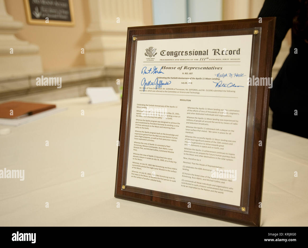 Una cornice per una copia di casa Risoluzione 607 onorare l'Apollo 11 equipaggio e l'astronauta della NASA John Glenn è mostrato durante la casa per gli Stati Uniti di rappresentanti comitato della scienza e della tecnologia omaggio all'Apollo 11 astronauti presso il cannone House Edificio per uffici a Capitol Hill, Martedì, luglio 21, 2009 a Washington. Il Comitato ha presentato i tre Apollo 11 astronauti con una cornice per una copia di casa risoluzione 607 per onorare il loro raggiungimento, e ha annunciato il passaggio della legislazione loro aggiudicazione e John Glenn il Congressional Gold Medal. Photo credit: (NASA/Bill Ingalls) Casa risoluzione 607 Foto Stock