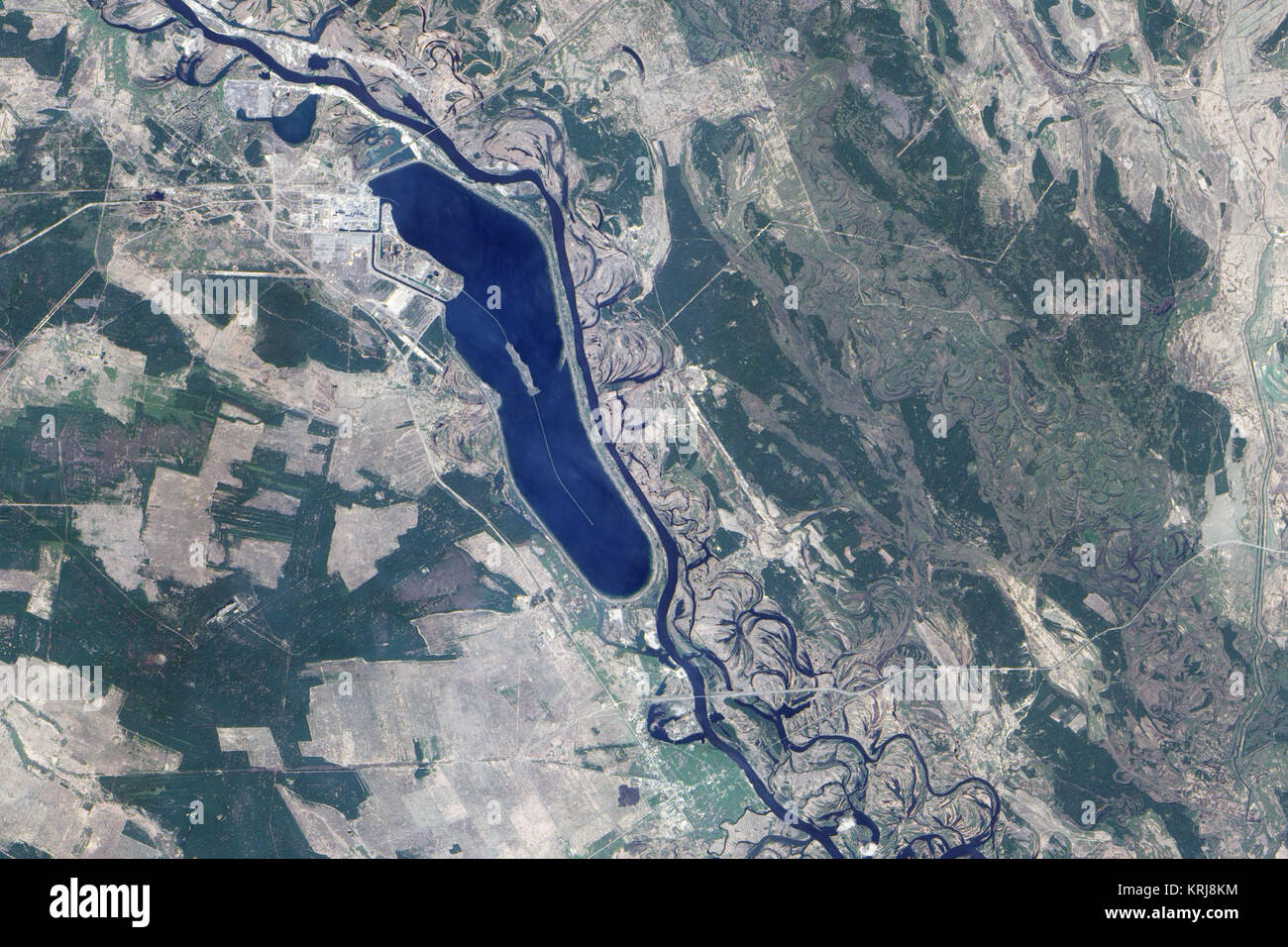 La NASA immagine acquisita il 28 aprile 2009 su Aprile 26,1986, reattore numero quattro presso la centrale nucleare di Cernobyl in prossimità del confine Ukraine-Belarus esplosa, e il reattore bruciò per giorni dopo. È stato il peggior incidente nella storia del nucleare e il rilascio di radionuclidi in parti di ciò che sono oggi in Bielorussia, Ucraina e Federazione Russa. L'incidente influenzato centinaia di migliaia di persone, tra cui forzando la evacuazione dei residenti di 116,000 da una elevata area contaminata, e provocando alcuni 4.000 casi confermati di infanzia il cancro della tiroide. L'Unione Sovietica ha costruito un riparo, c Foto Stock