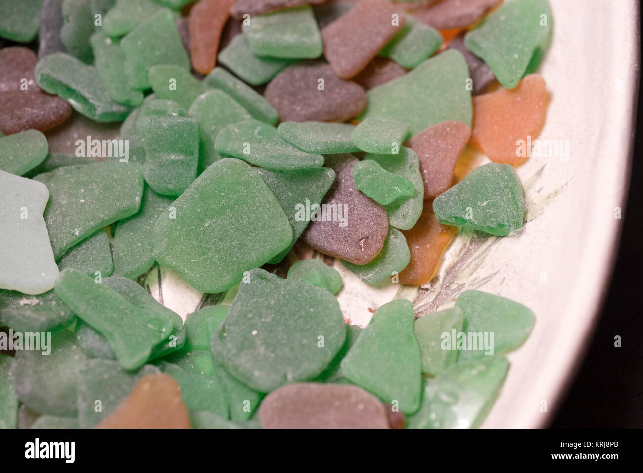 Un piatto pieno di mare usurato in vetro liscio dal movimento dell'oceano e raccolti dai fondali di St. Croix, U.S. Isole Vergini. USVI, U.S.V.I. Foto Stock