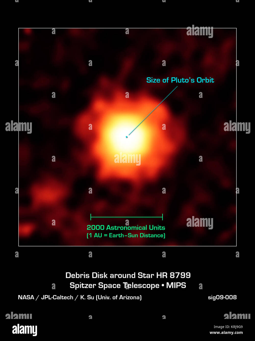 NASA il telescopio spaziale Spitzer catturato questa immagine a infrarossi di un gigante di alone di polvere molto fine attorno al giovane stella HR 8799, situato a 129 anni luce di distanza nella costellazione Pegasus. Le parti più luminose di questa nube di polvere (bianco-giallo) probabilmente provengono dall'esterno disco freddo simile alla nostra Kuiper Belt (al di là del Nettuno orbit). L'enorme esteso alone di polvere viene visto come il rosso-arancione. Gli astronomi pensano che i tre grandi pianeti conosciuti in orbita la stella sono inquietanti piccola comet-come corpi, facendoli collidere e calci di polvere. L'esteso alone di polvere ha un diametro di circa duemila astronomi Foto Stock