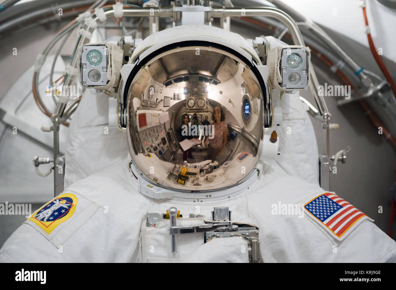 Data: 11-5-09 Posizione: Bldg 7 - Camera SSATA Oggetto: STS-130 membro di equipaggio Clay Anderson durante un funzionamento a secco SSATA per la formazione degli equipaggi e dell' UEM verifica per STS-130 Fotografo: Laure Harnet STS-131 Spacesuit Fit Check 2 Foto Stock