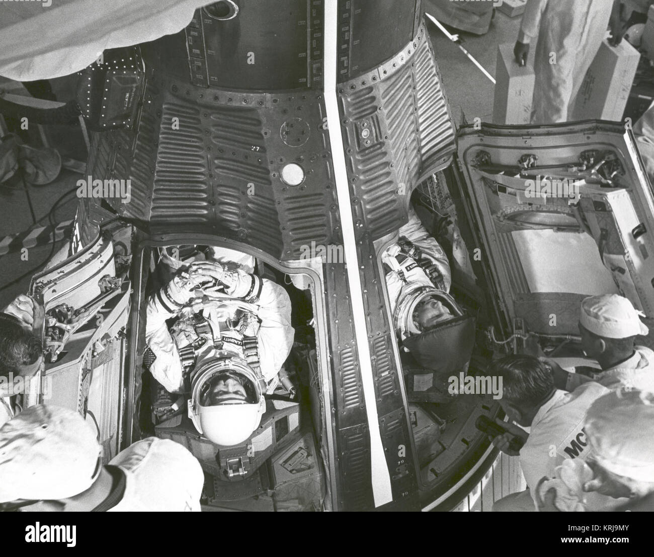 Gli astronauti James McDivitt A., il comando pilota (sinistra) e Edward H. White II, pilota, sono mostrati alcuni minuti dopo l'inserimento nella NASA Gemini IV veicolo spaziale di circa 7:15 AM EST la mattina del 3 giugno, 1965, al Launch Complex 19. Dopo 1 ora e 16 minuti di ritardo, a causa della difficoltà di abbassare il veicolo di lancio erettore, il veicolo spaziale è stato lanciato a 10:16 AM EST. Un coperchio sopra bianco oro della visiera aiuta a prevenire eventuali graffi prima del portello di chiusura. La visiera in oro bianco protetto dai raggi del sole durante il suo EVA, la prima mai eseguiti dagli astronauti americani. Gemini IV astronauti attendono Foto Stock