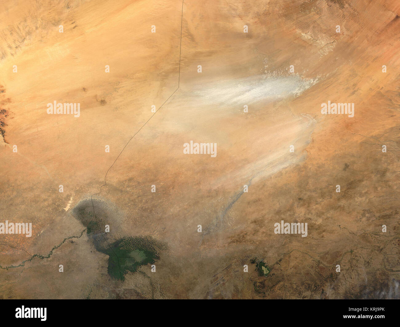 La polvere dalla depressione Bodele in Ciad, in Africa (immagine a destra), soffia attraverso il lago Ciad regione in questa modis.gsfc.nasa.gov risoluzione moderata Imaging Spectroradiometer (dello spettroradiometro MODIS) immagine presa dal terra.nasa.gov/ satellite Terra il 10 novembre 2003. Come recentemente come il sessanta, il lago Ciad riempito una zona in depressione approssimativamente le dimensioni del lago Erie in Nord America, ma la mancanza di pioggia e aumento della domanda di acqua di irrigazione hanno ridotto sulle coste del lago, lasciando molto del Bodele depressione a secco. Ora tempeste di polvere nella depressione Bodele sono comuni. L'area pianeggiante è un ma Foto Stock