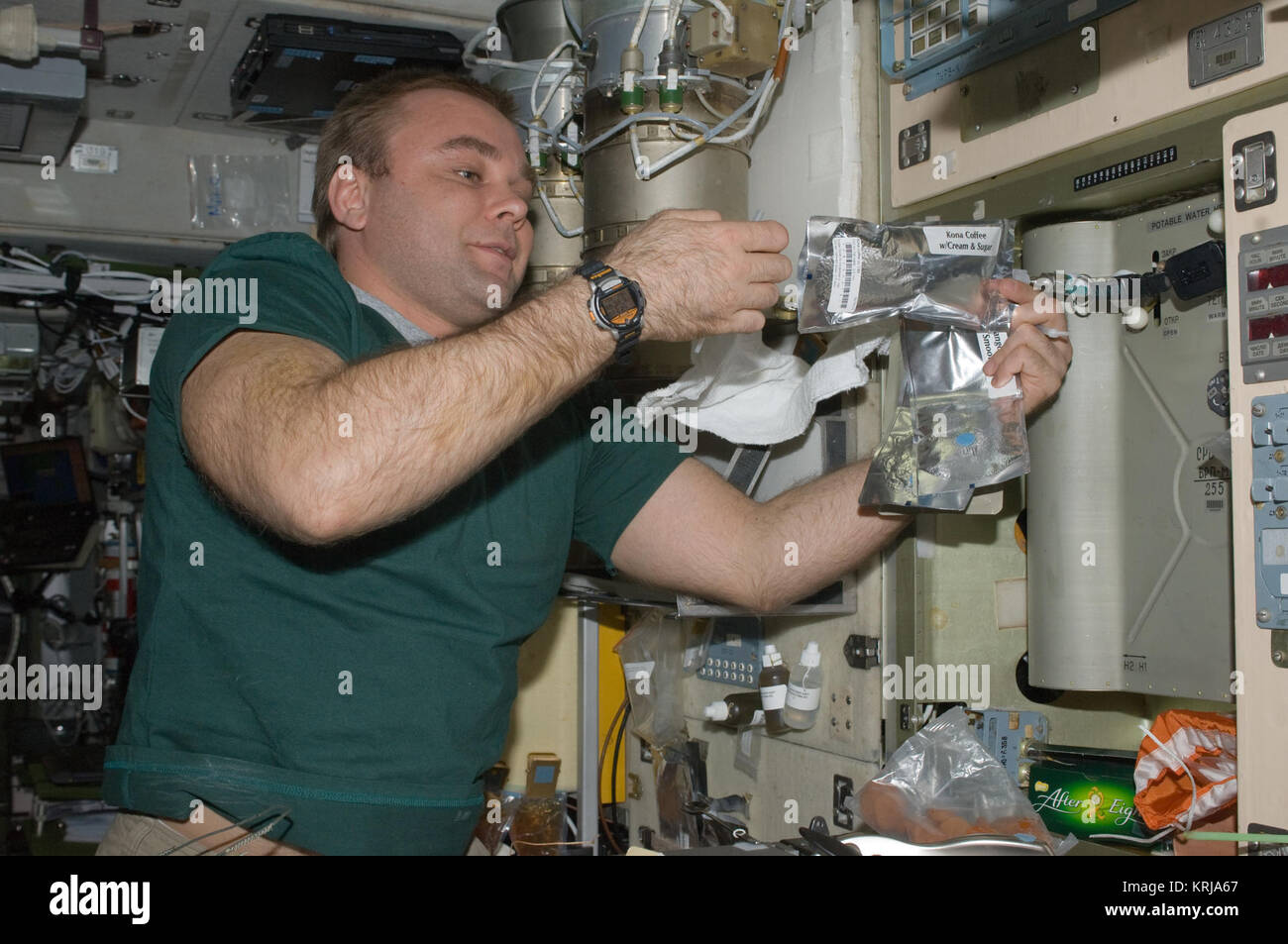 Cosmonauta russo Maxim Suraev ISS022-E-036262 (21 gennaio 2010) Foto Stock