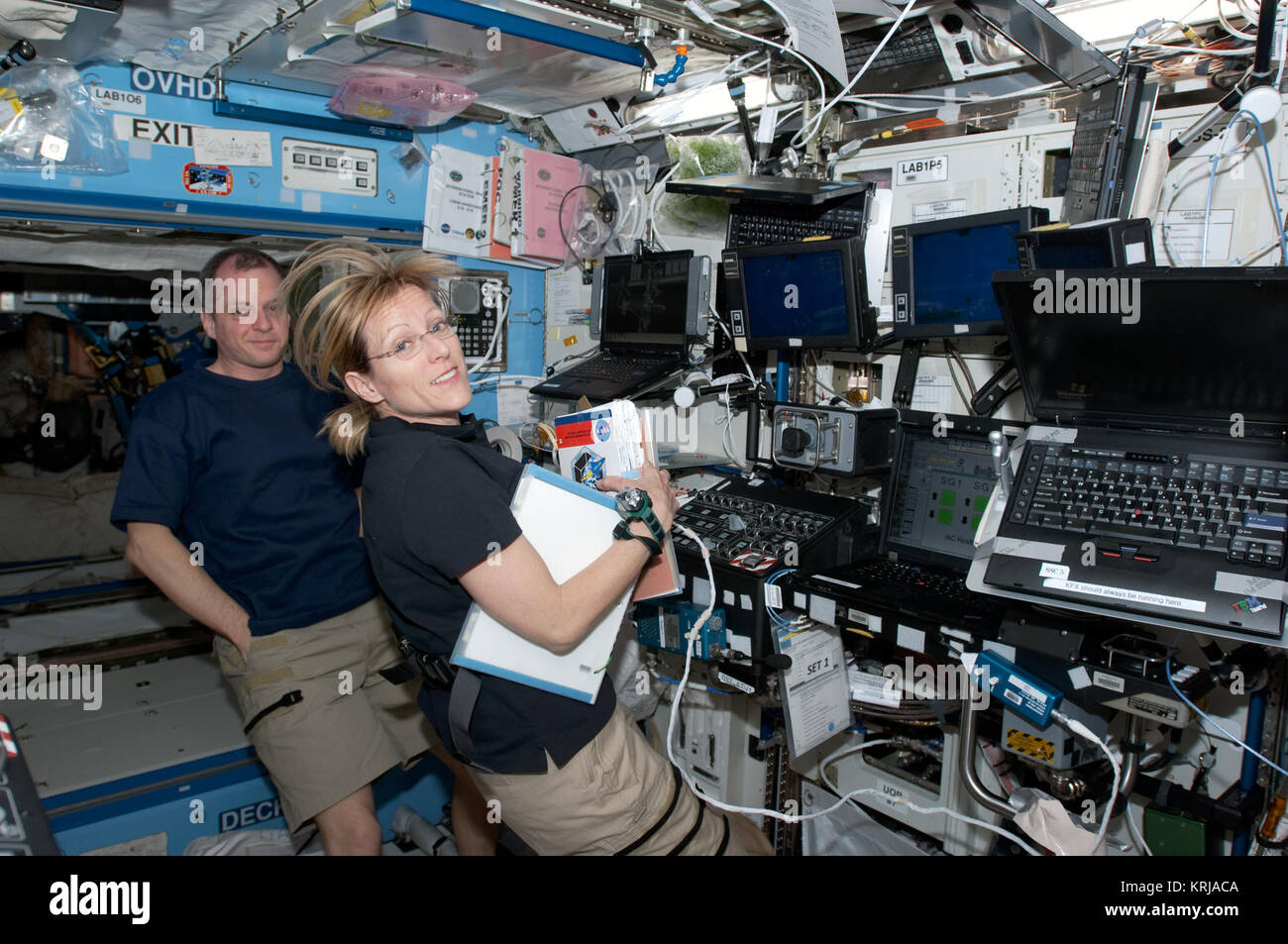 STS-130 Noleggio e Creamer a workstation Canadarm Foto Stock