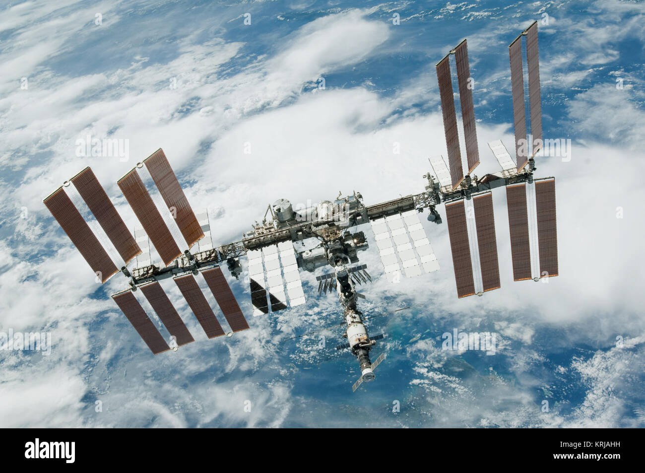 STS-130 adoperano flyaround 4 Foto Stock