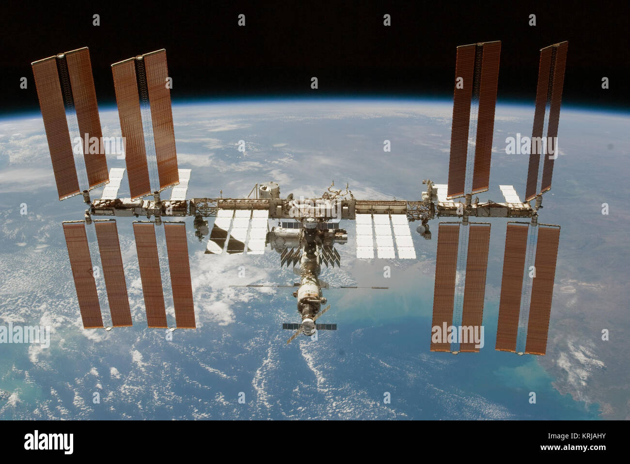 STS-130 adoperano flyaround 6 Foto Stock