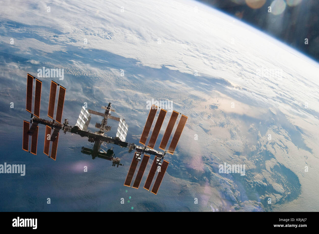 STS-130 adoperano flyaround11 Foto Stock