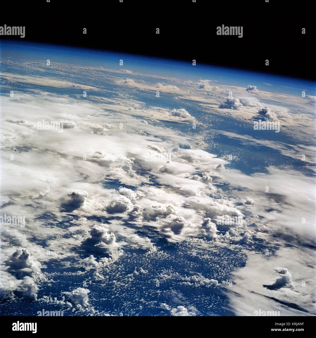 Temporali nel Pacifico visto dalla Terra orbita su STS-64 Foto Stock