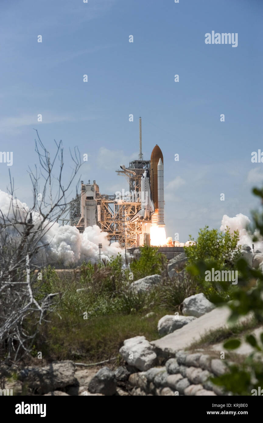 CAPE CANAVERAL, Fla. - Space Shuttle Atlantis boati lo spazio costa come si inizia a cancellare la torre presso le sue immacolate Launch Complex, che ospita la Merritt Island National Wildlife Refuge. Il decollo dalla NASA Kennedy Space Center Launch Pad 39A si è verificato al momento giusto a 2:20 p.m. EDT il 14 maggio. Atlantis' payload primario per la STS-132 missione è il russo-costruito Mini modulo di ricerca-1, che fornirà ulteriore spazio di storage e una nuova porta docking per il russo Soyuz e progressi spaziali a bordo della Stazione Spaziale Internazionale. STS-132 è la 132volo navetta, la XXXII per ATL Foto Stock