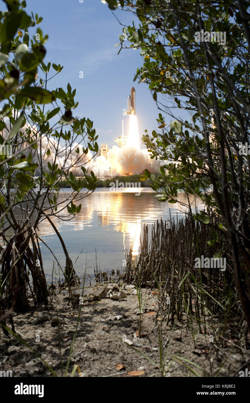 CAPE CANAVERAL, Fla. - Space Shuttle Atlantis boati lo spazio costa come si cancella la torre presso le sue immacolate Launch Complex, che ospita la Merritt Island National Wildlife Refuge. Il decollo dalla NASA Kennedy Space Center Launch Pad 39A si è verificato al momento giusto a 2:20 p.m. EDT il 14 maggio. Atlantis' payload primario per la STS-132 missione è il russo-costruito Mini modulo di ricerca-1, che fornirà ulteriore spazio di storage e una nuova porta docking per il russo Soyuz e progressi spaziali a bordo della Stazione Spaziale Internazionale. STS-132 è la 132volo navetta, la XXXII per Atlantis e Foto Stock