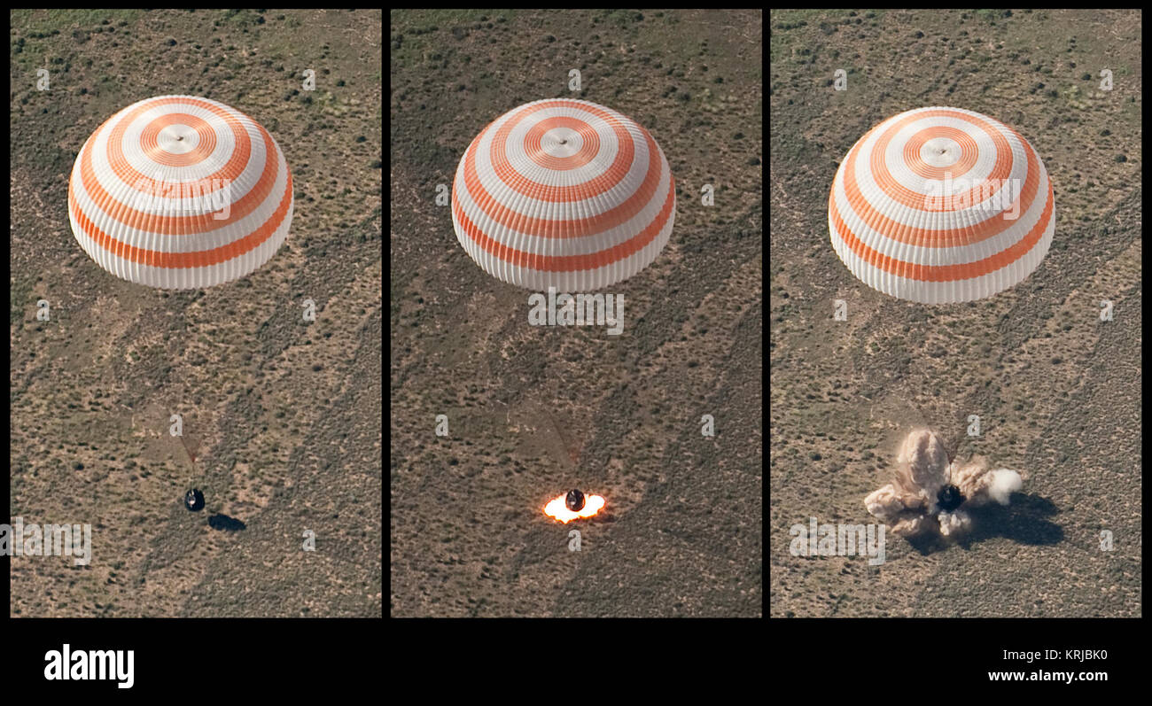 Questo montaggio di tre frame mostra la Soyuz TMA-17 veicolo spaziale come si atterra con spedizione 23 comandante Oleg Kotov e gli ingegneri di volo T.J. Creamer e Soichi Noguchi vicino alla città di Zhezkazgan, Kazakistan mercoledì 2 giugno 2010. L'astronauta della NASA Creamer, cosmonauta russo Kotov e astronauta giapponese Noguchi sono di ritorno da sei mesi a bordo della Stazione spaziale internazionale dove sono serviti come membri della spedizione 22 e 23 equipaggi. Photo credit: (NASA/Bill Ingalls) Soyuz TMA-17 retro-razzi la cottura durante lo sbarco Foto Stock