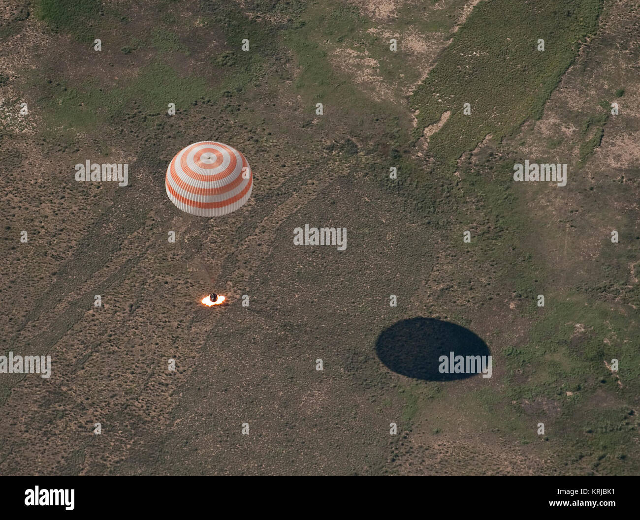 Il Soyuz TMA-17 lander è visto come si atterra con spedizione 23 comandante Oleg Kotov e gli ingegneri di volo T.J. Creamer e Soichi Noguchi vicino alla città di Zhezkazgan, Kazakistan mercoledì 2 giugno 2010. L'astronauta della NASA Creamer, cosmonauta russo Kotov e astronauta giapponese Noguchi sono di ritorno da sei mesi a bordo della Stazione spaziale internazionale dove sono serviti come membri della spedizione 22 e 23 equipaggi. Photo credit: (NASA/Bill Ingalls) Expedition 23 Sbarco Foto Stock