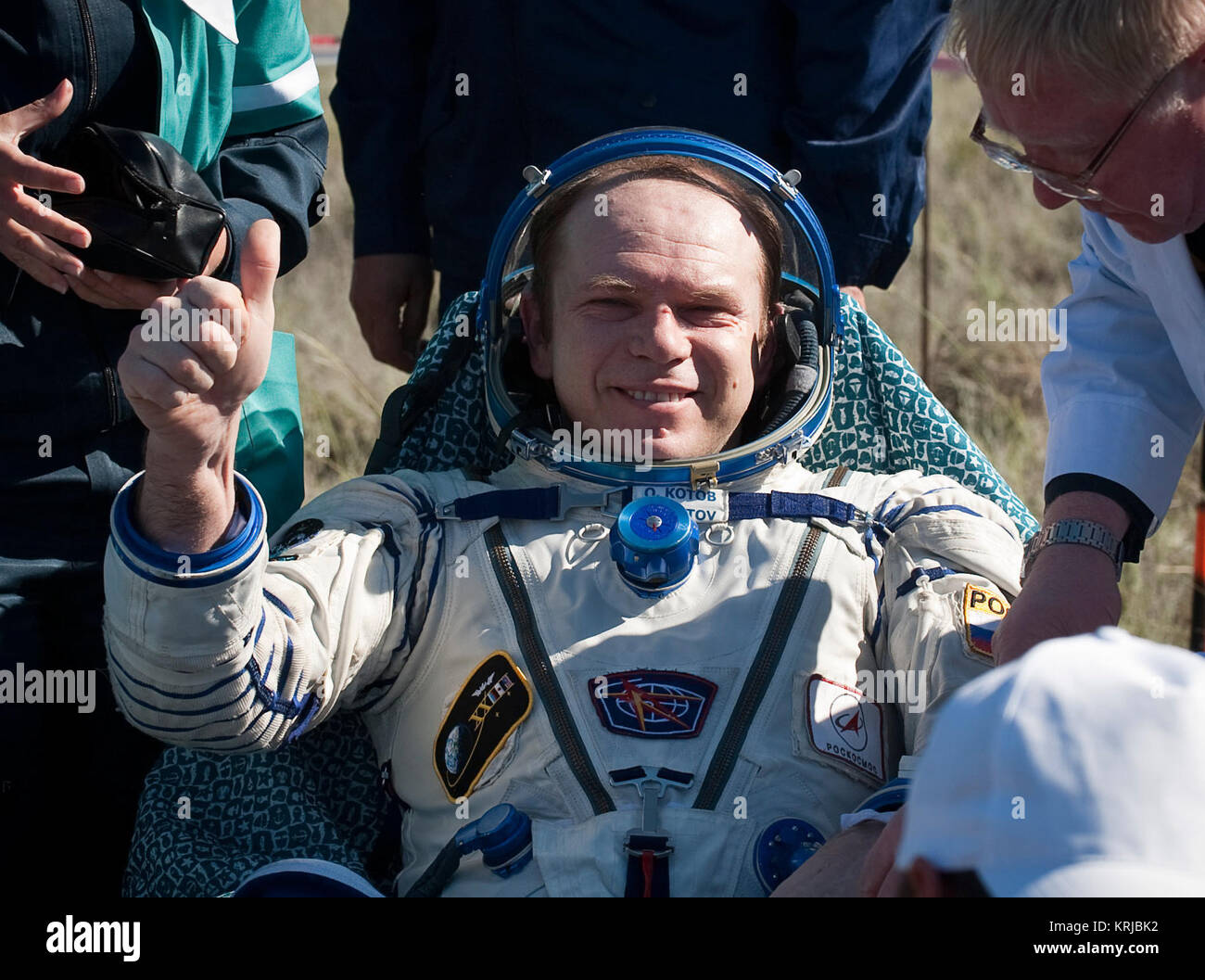 Expedition 23 comandante Oleg Kotov è visto seduto in una sedia al di fuori della capsula Soyuz a pochi minuti dopo che lui ed il compagno di equipaggio T.J. Creamer e Soichi Noguchi sbarcati nei loro Soyuz TMA-17 capsula vicino alla città di Zhezkazgan, Kazakistan mercoledì 2 giugno 2010. L'astronauta della NASA Creamer, cosmonauta russo Kotov e astronauta giapponese Noguchi sono di ritorno da sei mesi a bordo della Stazione spaziale internazionale dove sono serviti come membri della spedizione 22 e 23 equipaggi. Photo credit: (NASA/Bill Ingalls) SoyuzTMA17 sbarco Oleg Kotov Foto Stock