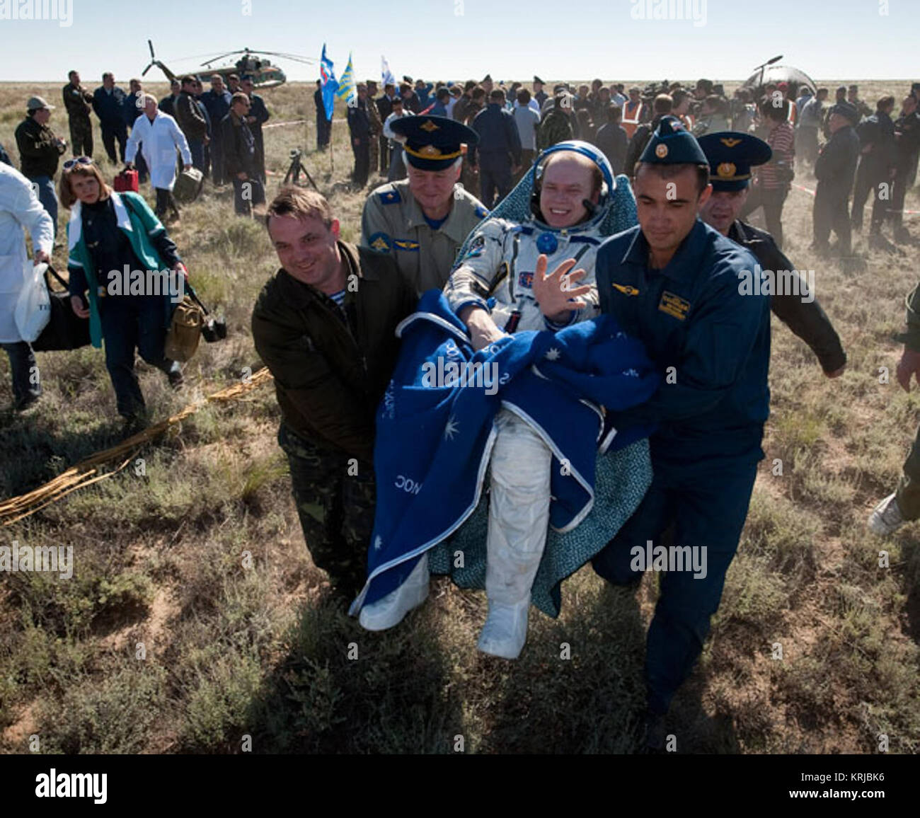 Expedition 23 comandante Oleg Kotov è portato in una sedia al medico tenda ad appena pochi minuti dopo che lui ed il compagno di equipaggio T.J. Creamer e Soichi Noguchi sbarcati nei loro Soyuz TMA-17 capsula vicino alla città di Zhezkazgan, Kazakistan mercoledì 2 giugno 2010. L'astronauta della NASA Creamer, cosmonauta russo Kotov e astronauta giapponese Noguchi sono di ritorno da sei mesi a bordo della Stazione spaziale internazionale dove sono serviti come membri della spedizione 22 e 23 equipaggi. Photo credit: (NASA/Bill Ingalls) Kotov28129 Foto Stock