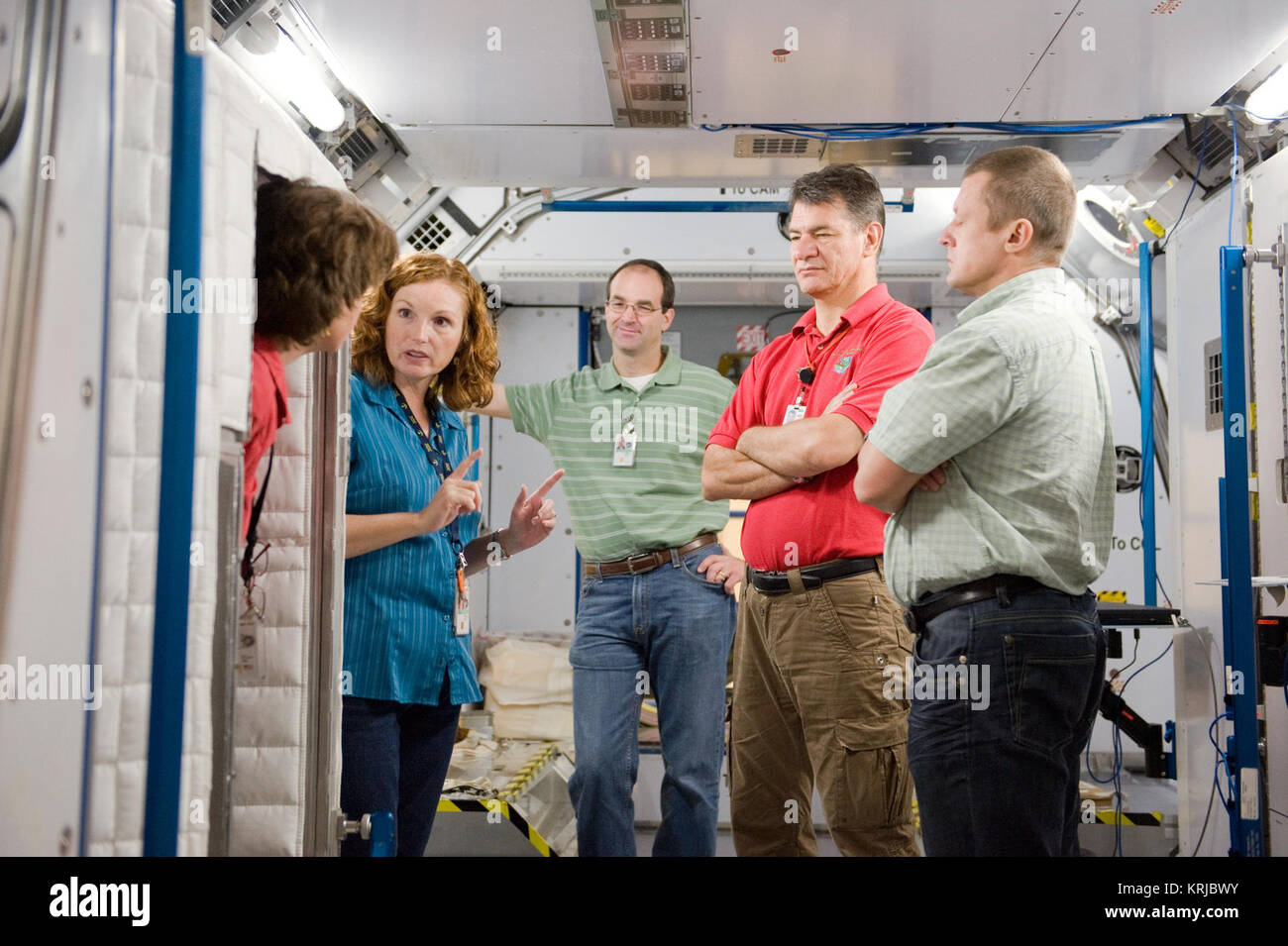 Foto data: 07/19/10 Posizione:B9 ISS mock-up oggetto: Expedition 26 e 27 membri di equipaggio di formazione nella ISS mockups fotografo: Geeseman Jsc2010E109078 Foto Stock