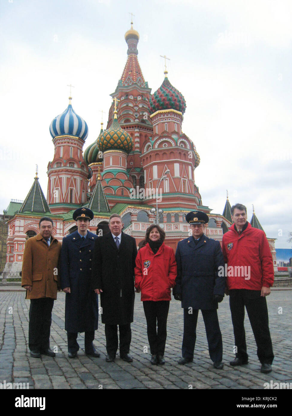 Nella parte anteriore della Cattedrale di San Basilio in Piazza Rossa di Mosca nov. 26, 2010, Expedition 26 primo backup e membri di equipaggio poste per le immagini come parte delle attività di cerimoniale che conduce al lancio della Expedition 26 equipaggio della Soyuz TMA-20 navicella spaziale dal cosmodromo di Baikonur in Kazakistan 16 dic (Kazakistan tempo). Tra quelli del Cremlino sono state JAXA astronauta Satoshi Furukawa (sinistra), backup tecnico di volo e backup Soyuz commander Anatoly Ivanishin (secondo da sinistra), NASA Mike Fossum (terzo da sinistra), backup tecnico di volo; NASA Cady Coleman (il quarto da sinistra), Expedition 26 primo Foto Stock