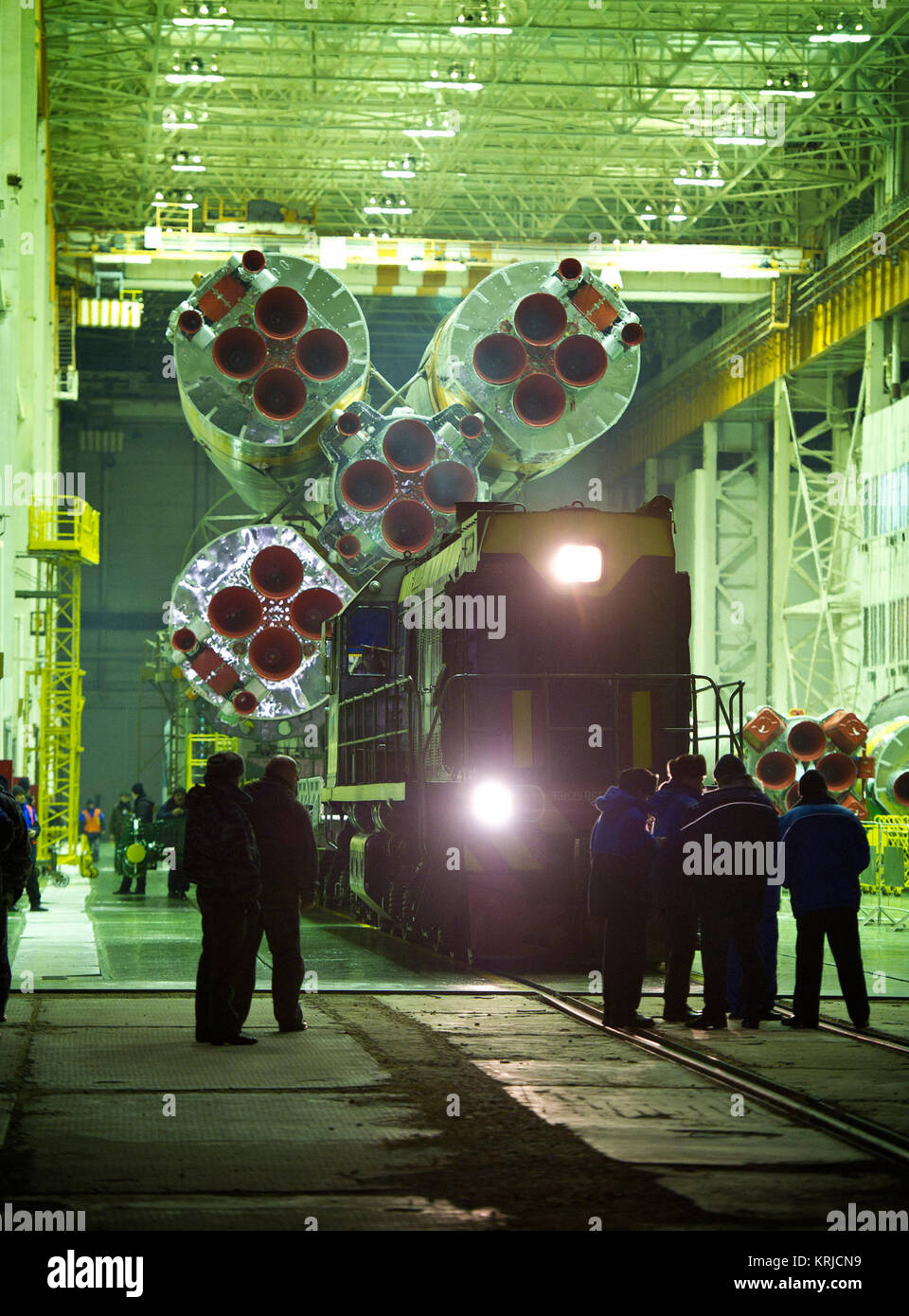 Il Soyuz TMA-20 lander è rotolato fuori dal treno sulla sua strada verso la piazzola di lancio presso il cosmodromo di Baikonur, lunedì, 13 dicembre 2010, in Kazakistan. Il lancio del veicolo spaziale Soyuz con spedizione 26 Soyuz Commander Dmitry Kondratyev, NASA tecnico di volo Catherine Coleman e astronauta italiano Paolo Nespoli è previsto per giovedì, dicembre, 16, 2010 a 1:09 ora locale. Credito foto (NASA/Carla Cioffi) Expedition 26 Soyuz TMA-20 Rollout Foto Stock