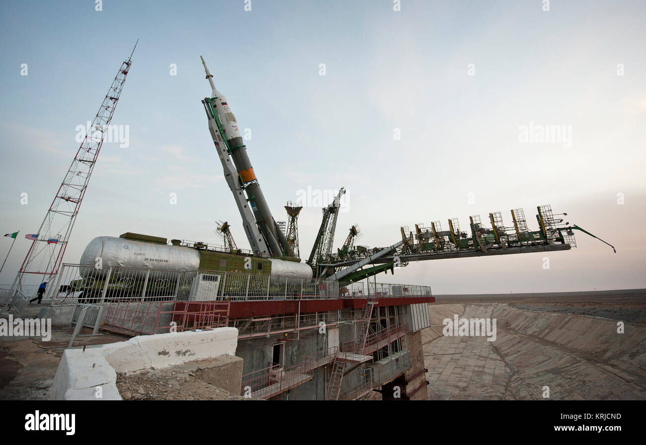 Il Soyuz TMA-20 lander è sollevato in posizione verticale a rampa di lancio del Cosmodromo di Baikonur, Lunedi, Dicembre 13, 2010 in Kazakistan. Il lancio del veicolo spaziale Soyuz con spedizione 26 Soyuz Commander Dmitry Kondratyev, NASA tecnico di volo Catherine Coleman e astronauta italiano Paolo Nespoli è previsto per giovedì, dicembre, 16, 2010 a 1:09 ora locale. Credito foto (NASA/Carla Cioffi) Soyuz TMA-20 lander è sollevato in posizione verticale Foto Stock