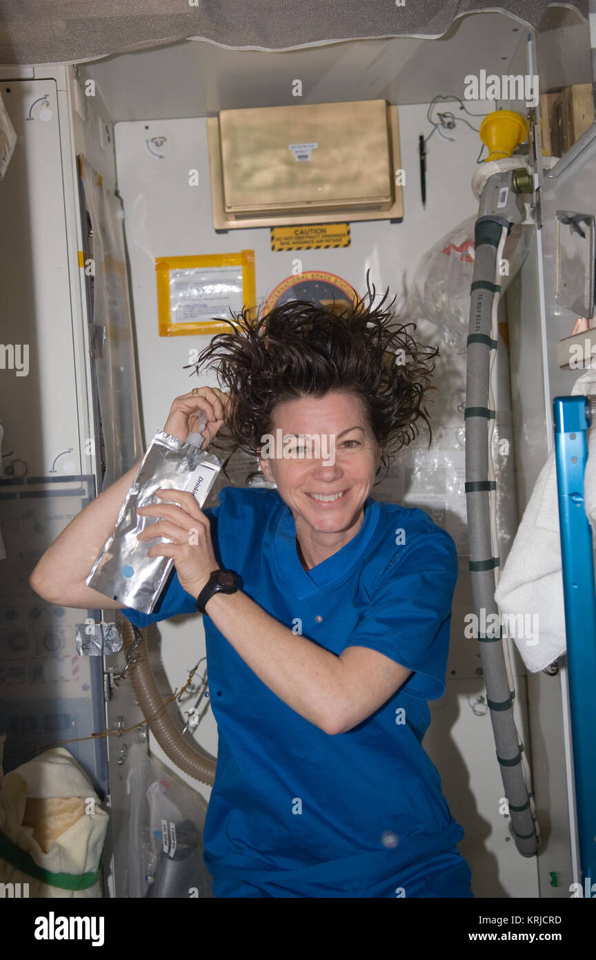 ISS-26 Cady Coleman lava i capelli Foto Stock