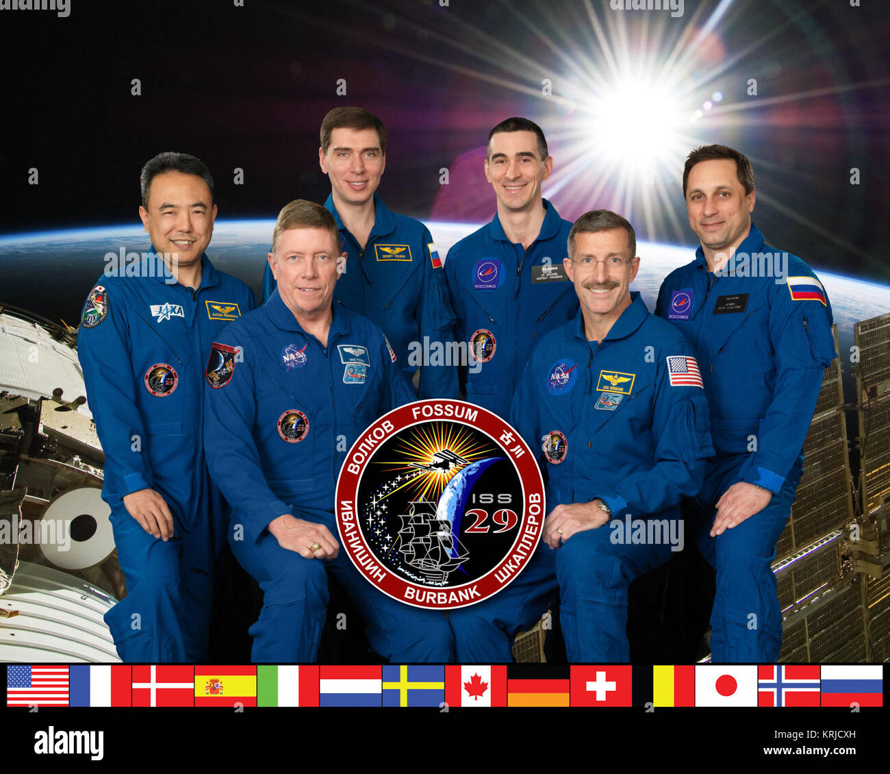 Spedizione ufficiale 28 e 29 ritratto dell'equipaggio. Expedition 28 equipaggio: Mike Fossum, Sergey Volkov, Satoshi Furukawa. Expedition 29 equipaggio: Dan Burbank, Anton Shkaplerov, Anatoly Ivanishin. Foto Data: 26 gennaio 2011. Location: Edificio 8, camera 272 - Foto in Studio. Fotografo: Robert Markowitz. Expedition 29 equipaggio ritratto Foto Stock