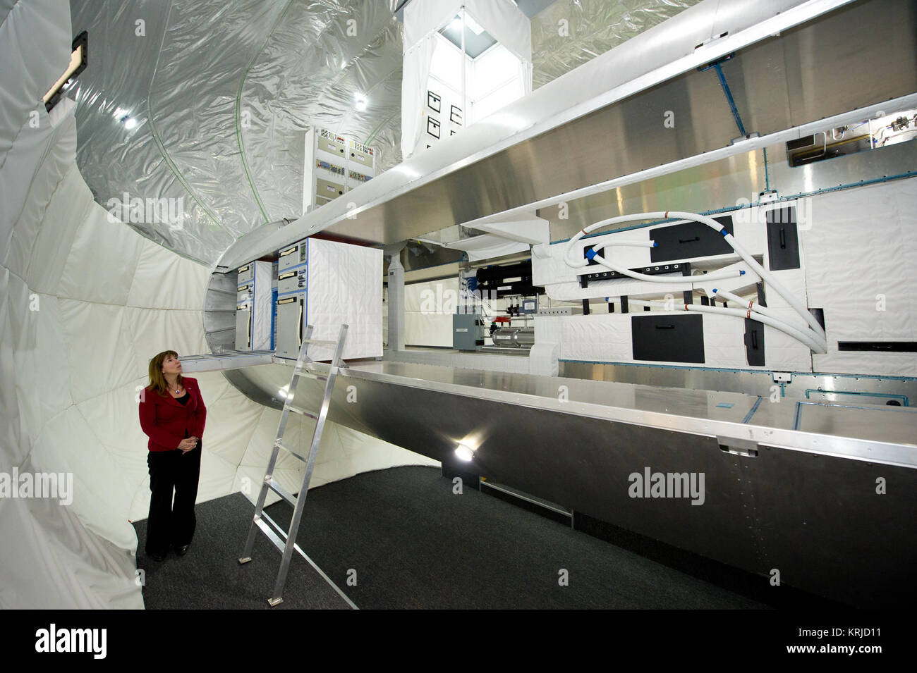 La NASA Deputy Administrator Lori Garver viste all'interno di una scala piena mockup del Bigelow Aerospace della Stazione spaziale Alpha durante un tour della Bigelow Aerospace strutture da parte della società il Presidente Robert Bigelow su Venerdì, 4 febbraio 2011 a Las Vegas. La NASA ha discusso di potenziali opportunità di partnership con Bigelow per il suo habitat gonfiabile tecnologie come parte della NASA, l'obiettivo di sviluppare tecnologie innovative per garantire che gli Stati uniti rimane competitiva in futuro lo spazio si sforza. Photo credit: (NASA/Bill Ingalls) all'interno di una stazione spaziale Alpha Foto Stock