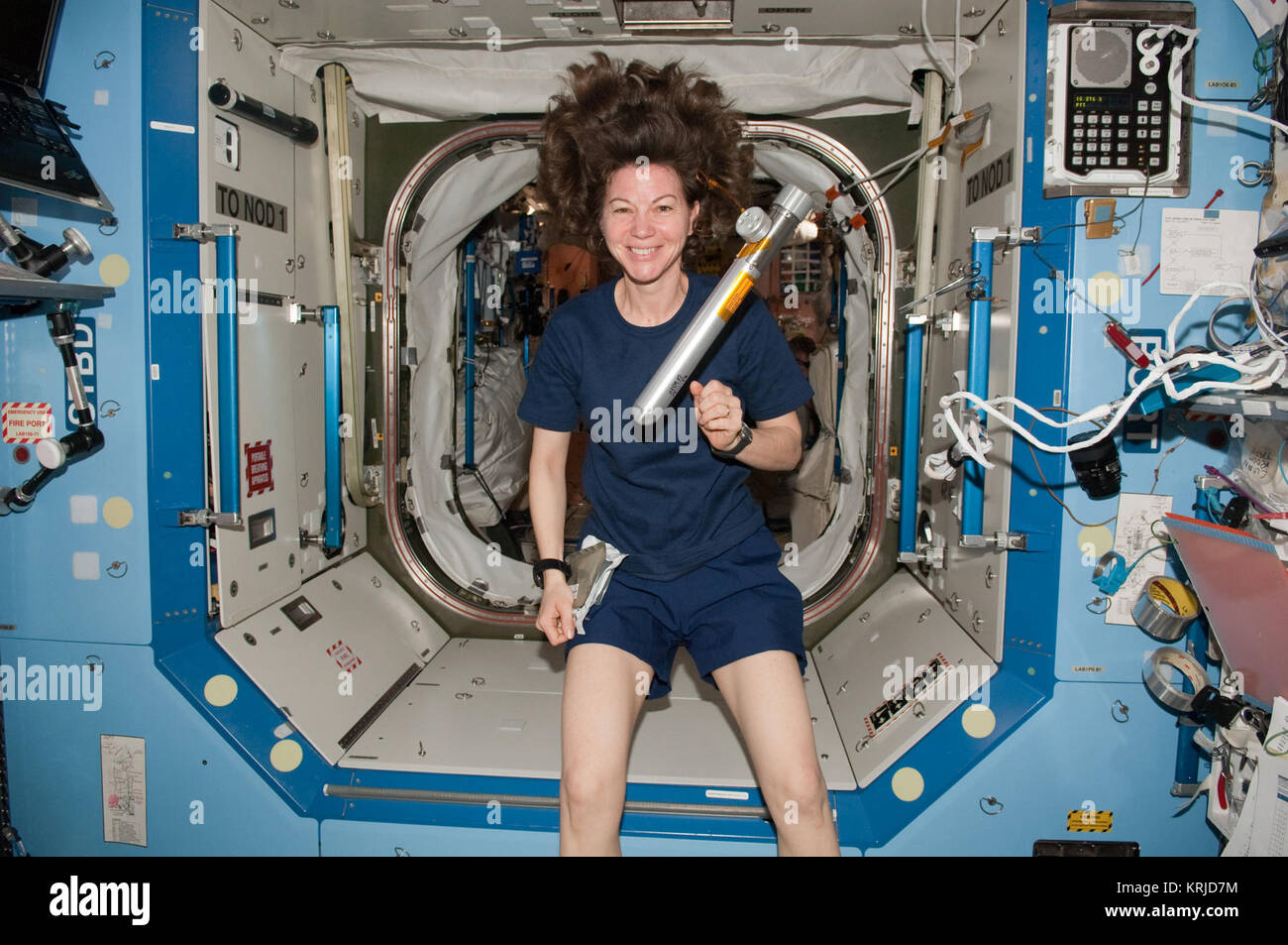 STS-133 ISS-26 Cady Coleman con un messaggio in bottiglia Foto Stock