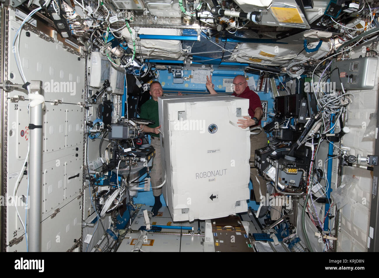 STS-133 ISS-26 Eric Boe e Scott Kelly con Robonaut2 contenitore Foto Stock