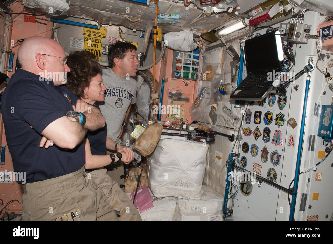STS-133 ISS-26 Scott Kelly, Cady Coleman e Michael Barratt guardare un monitor nel nodo Unity Foto Stock