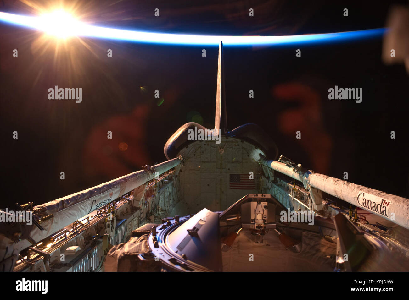 STS-133 sunrise orbitale Foto Stock