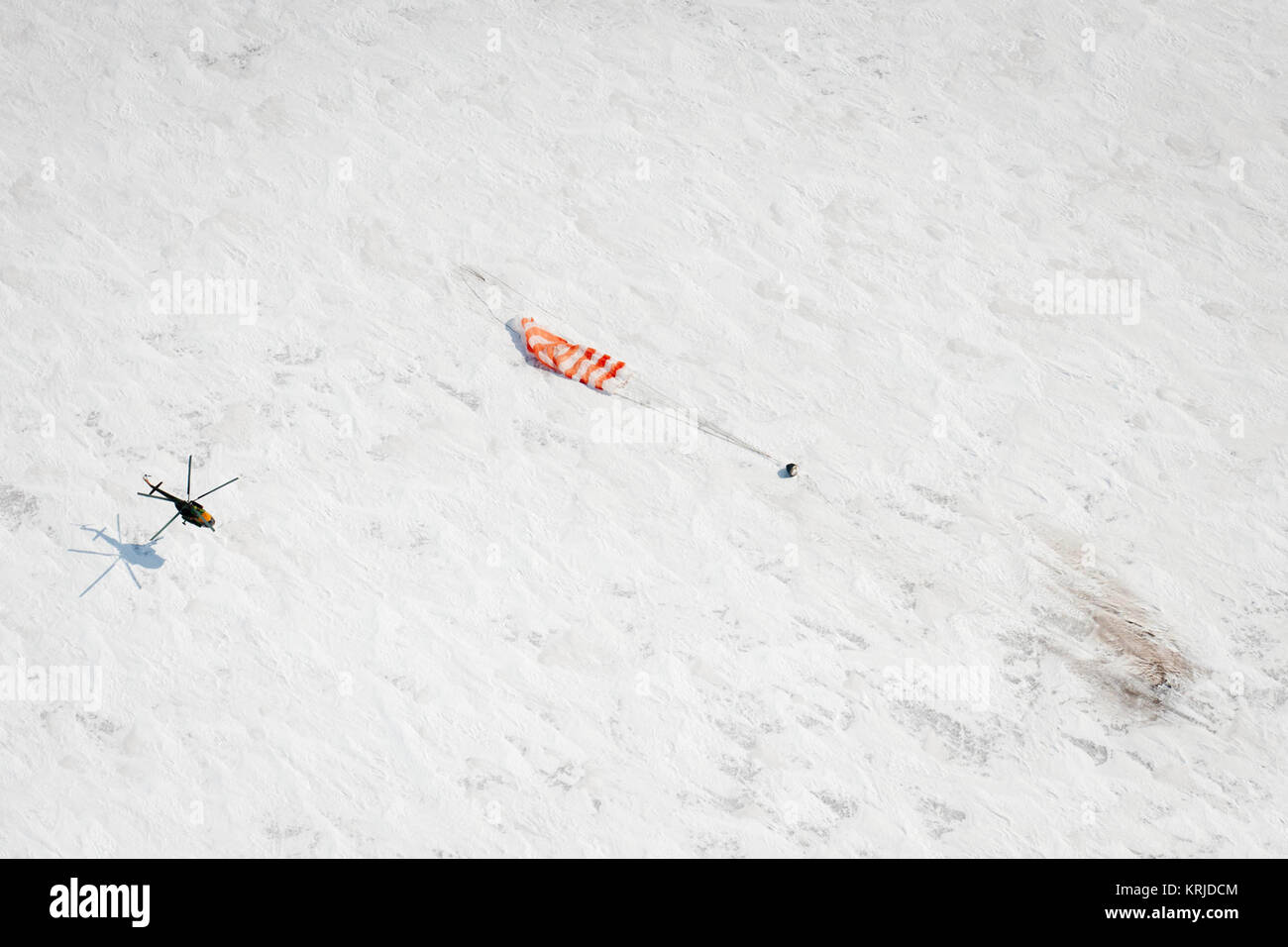 Un russo di Ricerca e Salvataggio in elicottero arriva come la Soyuz TMA-01M navicella spaziale atterra con spedizione 26 Il comandante Scott Kelly e gli ingegneri di volo Oleg Skripochka e Alexander Kaleri vicino alla città di Arkalyk, Kazakistan Mercoledì, 16 marzo 2011. L'astronauta della NASA Kelly, cosmonauti russi Skripochka e Kaleri sono di ritorno da quasi sei mesi a bordo della Stazione spaziale internazionale dove sono serviti come membri della spedizione 25 e 26 equipaggi. Photo credit: (NASA/Bill Ingalls) Soyuz TMA-01M visto come si atterra Foto Stock