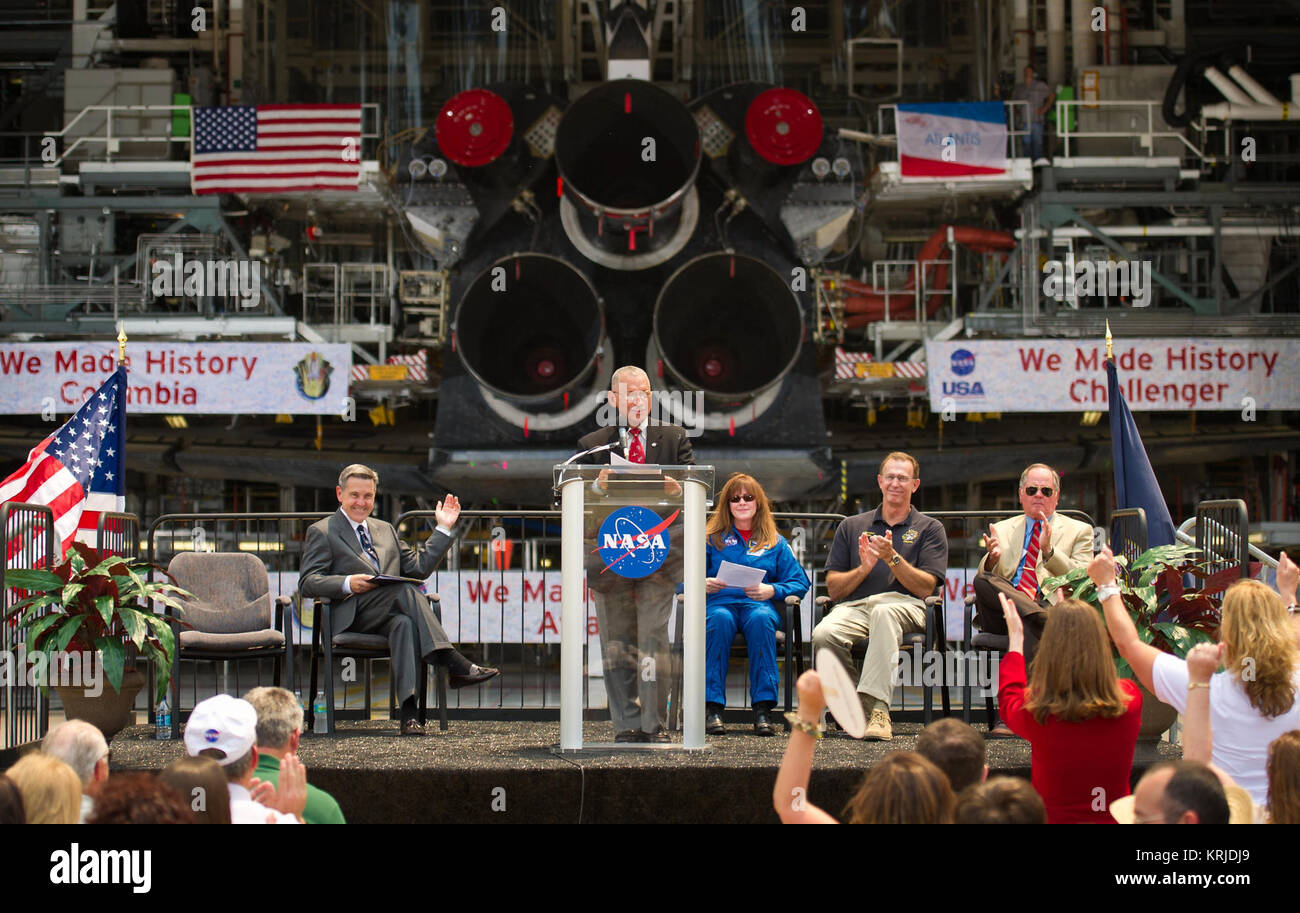 Amministratore della NASA Charles Bolden annuncia dove quattro space shuttle moduli orbitanti sarà visualizzato in modo permanente a conclusione del programma Space Shuttle durante un evento tenutosi a uno dell'Orbiter di impianti di trasformazione, Martedì, 12 aprile 2011, presso il Kennedy Space Center di Cape Canaveral, in Florida, i quattro moduli orbitanti, Enterprise, che attualmente è in esposizione presso lo Smithsonian's Steven F. Udvar-Hazy Center vicino aeroporto internazionale di Washington Dulles, si sposta alla Intrepid Sea, Air & Space Museum di New York, scoperta si sposterà a Udvar-Hazy, Endeavor sarà visualizzato in California Scienc Foto Stock