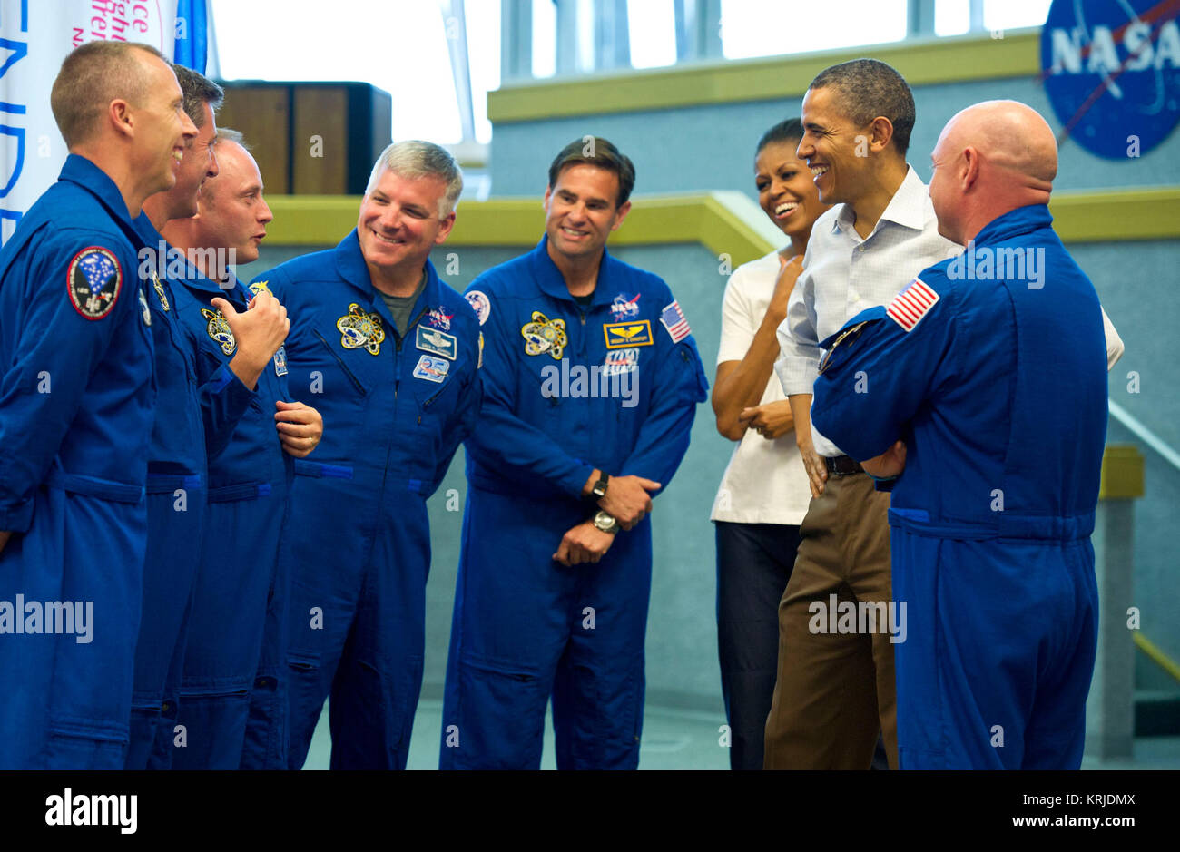 Il presidente Barack Obama e la First Lady Michelle Obama soddisfare con STS-134 Space Shuttle Endeavour commander Mark Kelly, destro e la navetta astronauti, da sinistra, Andrew Feustel, Agenzia Spaziale Europea di Roberto Vittori, Michael Fincke, Gregorio H. Johnson e Greg Chamitoff, dopo il loro lancio è stata strofinata, Venerdì, 29 aprile 2011, presso il Kennedy Space Center di Cape Canaveral, Fla. Photo credit: (NASA/Bill Ingalls) STS-134 equipaggio incontra Michelle e Barack Obama Foto Stock