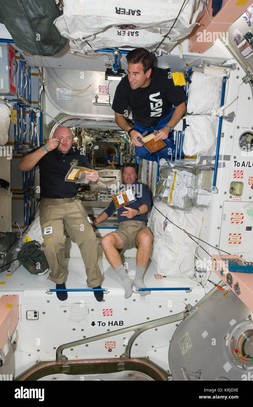 STS-134 Mark Kelly, Roberto Vittori e Greg Chamitoff durante una pausa nel nodo Unity Foto Stock