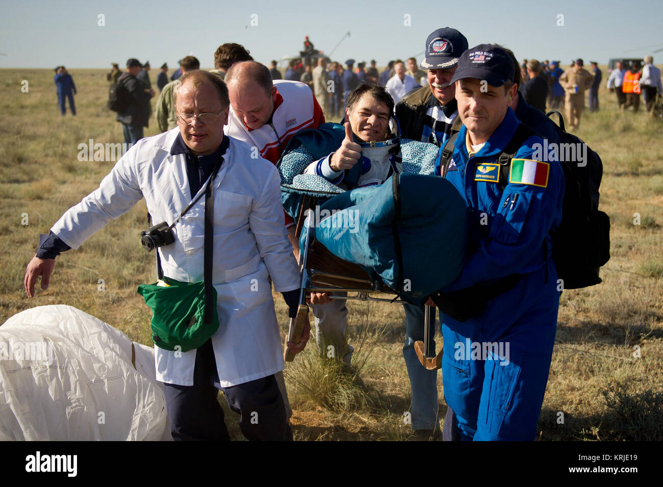 Expedition 27 Tecnico di volo Paolo Nespoli dà un pollice su come egli è portato in una sedia al medico tenda poco dopo che lui e il comandante Dmitry Kondratyev e tecnico di volo Cady Coleman sbarcati nei loro Soyuz TMA-20 a sud-est della città di Zhezkazgan, Kazakistan, martedì 24 maggio, 2011. L'astronauta della NASA Coleman, cosmonauta russo Kondratyev e astronauta italiano Nespoli sono di ritorno da più di cinque mesi a bordo della Stazione spaziale internazionale dove sono serviti come membri della spedizione 26 e 27 equipaggi. Photo credit: (NASA/Bill Ingalls) Soyuz TMA-20 Paolo Nespoli poco dopo Foto Stock