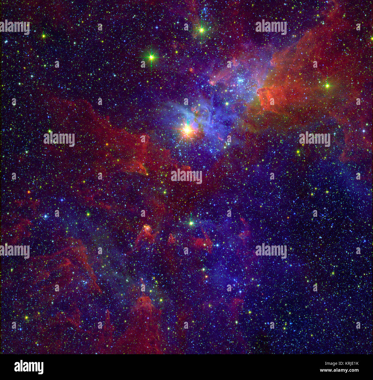 Eta Carinae è uno dei più grandi e brillanti stelle nella Via Lattea. Rispetto al nostro Sole, è circa 100 volte più massiccia e un milione di volte più luminose. Questo celebre hypergiant variabile star (centro superiore) è circondato da Carina Nebula. In questa immagine composita spanning del visibile e dell'infrarosso parti dello spettro, aree che appaiono blu non sono oscurati da polvere, mentre le aree che appaiono in rosso sono nascoste dietro le nuvole scure di polvere in luce visibile. Uno studio la combinazione di raggi X e osservazioni a infrarossi ha rivelato una nuova popolazione di stelle massicce in agguato nelle regioni della nebulosa tha Foto Stock