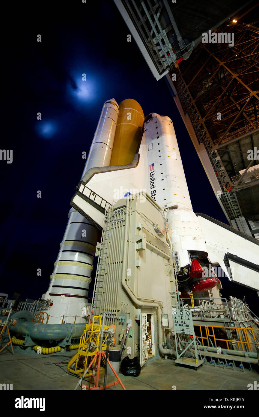 Space Shuttle Atlantis (STS-135) è visto in cima al Mobile piattaforma di lancio (MLP) come si inizia il suo percorso da alta Bay 3 nel gruppo del veicolo edificio a Launch Pad 39a per il suo ultimo volo, martedì sera, 31 maggio 2011, presso il Kennedy Space Center di Cape Canaveral, in Florida, il 3,4-mile trek, noto come 'implementazione' durerà circa sette ore per completare l'operazione. Atlantis porterà il Raffaello multipurpose modulo logistico di consegnare le forniture, la logistica e le parti di ricambio per la Stazione Spaziale Internazionale. Il lancio di STS-135 è mirato per il mese di luglio 8. Photo credit: (NASA/Bill Ingalls) STS-135 Atlantis roll Foto Stock