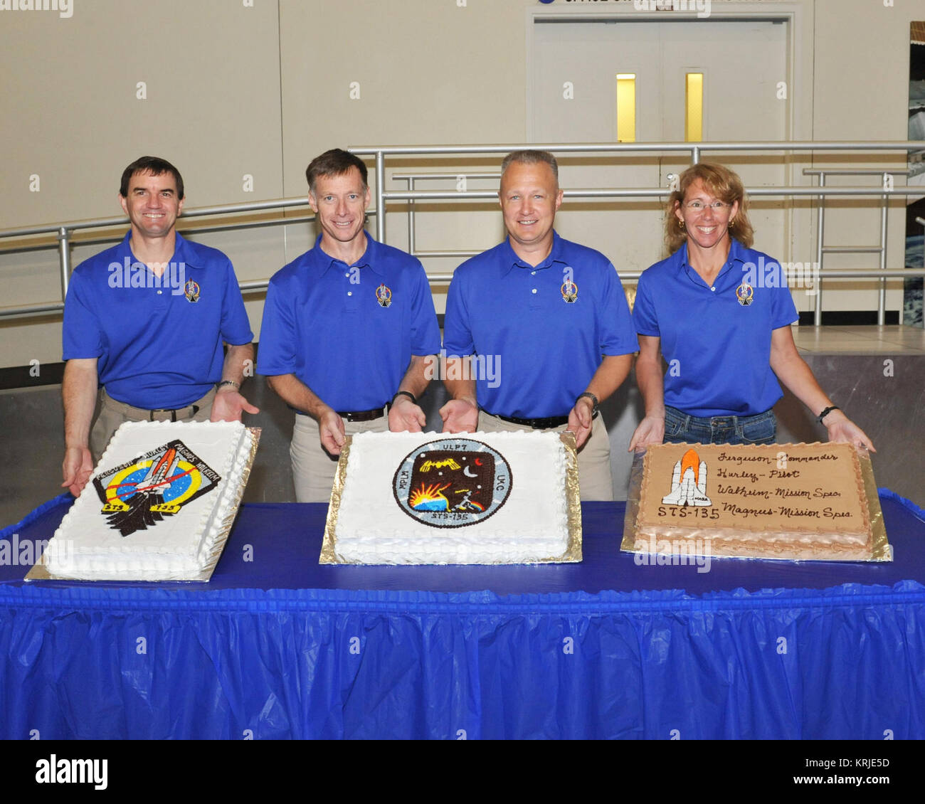 Descrizione: STS-135 Cake taglio prese Data: 06/02/2011 Luogo: Bldg. 5 Fotografo: Tom Murray STS-135 di taglio della torta cerimonia Foto Stock