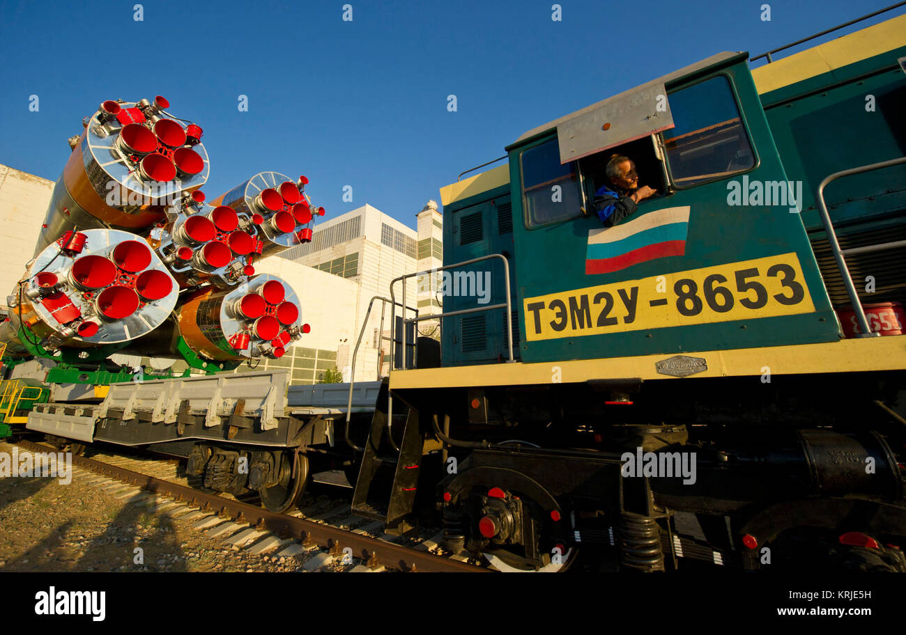 Il Soyuz TMA-02M veicolo spaziale è rotolato fuori dal treno sulla sua strada verso la piazzola di lancio presso il cosmodromo di Baikonur, Kazakistan, domenica 5 giugno, 2011. Il lancio del veicolo spaziale Soyuz con spedizione 28 Soyuz Commander Sergei Volkov della Russia, la NASA tecnico di volo Mike Fossum e JAXA (Japan Aerospace Exploration Agency) tecnico di volo Satoshi Furukawa è prevista per il 2:15 del mattino ora locale di mercoledì 8 giugno, 2011. Credito foto (NASA/Carla Cioffi) Soyuz TMA-02M veicolo spaziale è arrotolato in treno Foto Stock