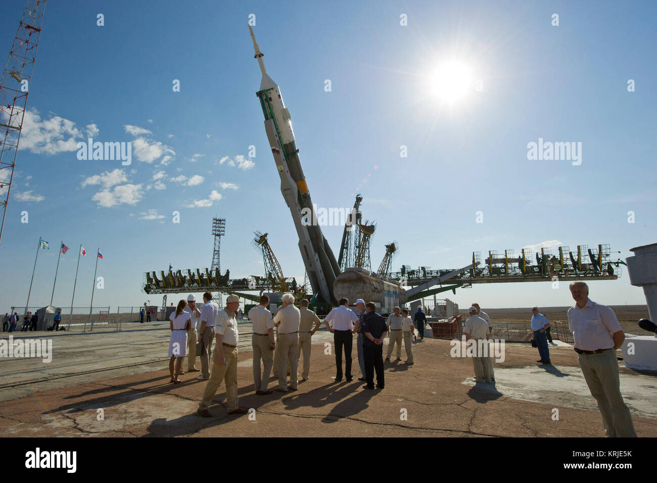 Il Soyuz TMA-02M veicolo spaziale è sollevato in posizione verticale in corrispondenza della piazzola di lancio presso il cosmodromo di Baikonur in Kazakistan, domenica 5 giugno, 2011. Il razzo è in corso di preparazione per il Lancio Giugno 8 per trasportare un equipaggio di spedizione 28 alla stazione spaziale internazionale. Photo credit: (NASA/Carla Cioffi) Soyuz TMA-02M veicolo spaziale è sollevato in posizione verticale Foto Stock