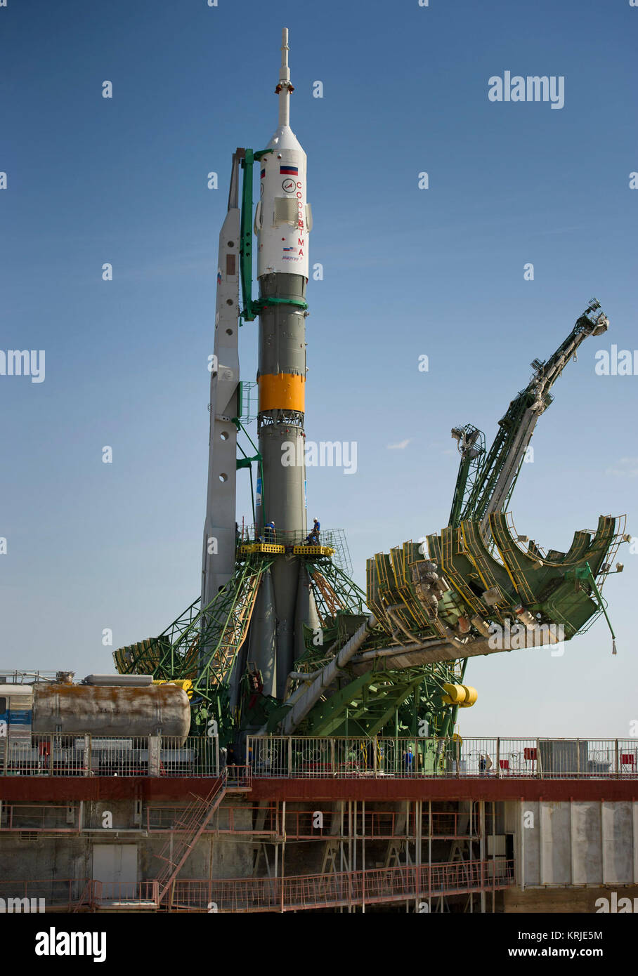 Il Soyuz TMA-02M veicolo spaziale è visto in rampa di lancio dopo essere stata sollevata in posizione verticale su Domenica, 5 giugno 2011 presso il cosmodromo di Baikonur in Kazakistan. Il lancio del veicolo spaziale Soyuz con spedizione 28 Soyuz Commander Sergei Volkov della Russia, la NASA tecnico di volo Mike Fossum e JAXA (Japan Aerospace Exploration Agency) tecnico di volo Satoshi Furukawa è previsto per mercoledì 8 giugno 2011. Photo credit: (NASA/Carla Cioffi) Soyuz TMA-02M veicolo spaziale in posizione verticale Foto Stock