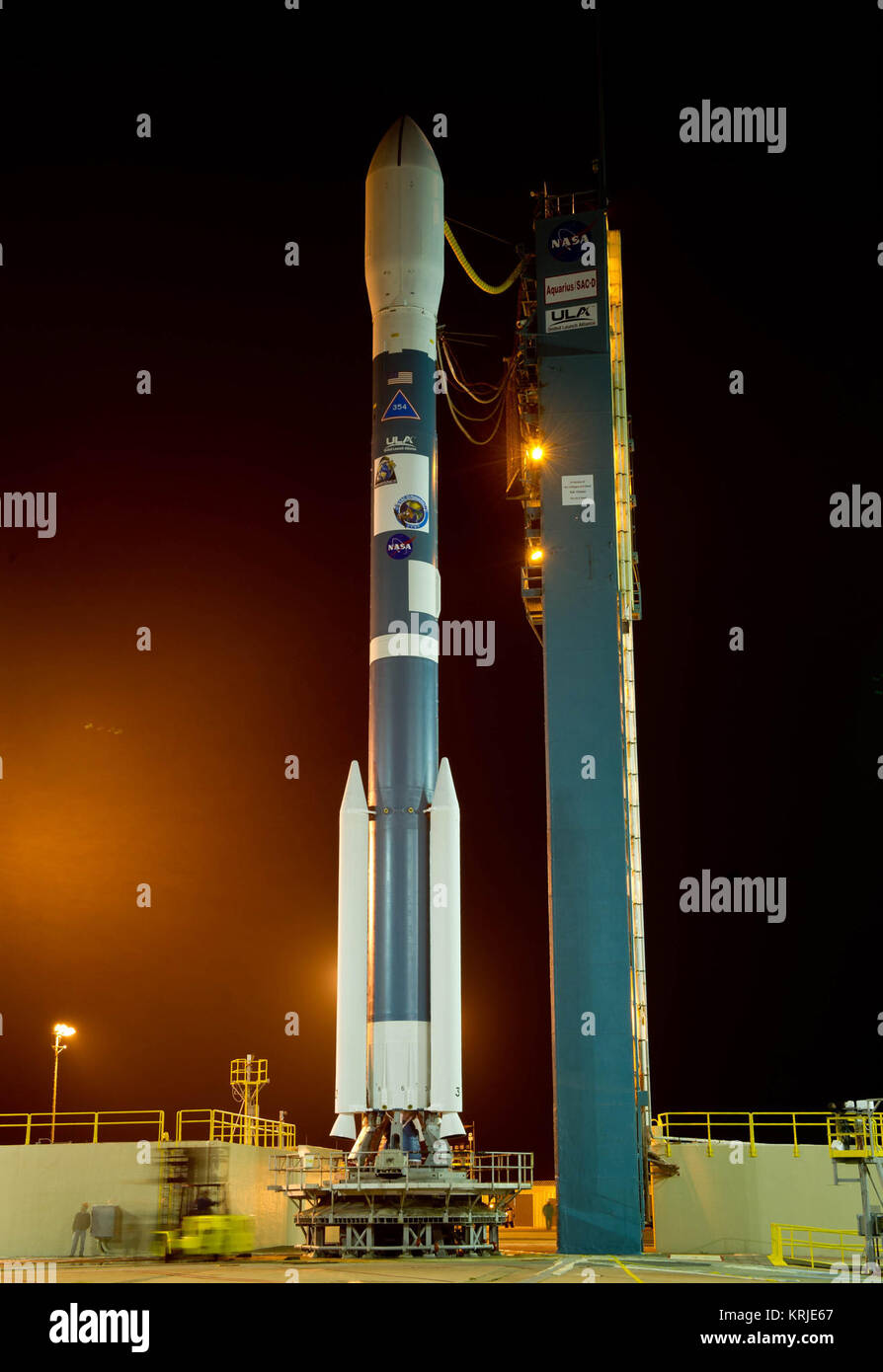 Il razzo Delta II con il suo acquario/SAC-D payload di veicolo spaziale è visto poco dopo la struttura del servizio è sottoposta a rollback giovedì 9 giugno, 2011, a Vandenberg Air Force Base in California Il comune di Stati Uniti/argentini Aquarius/Satélite de Aplicaciones Científicas (SAC)-D missione, impostato per il lancio di Giugno 10, mappa la salinità in superficie oceanica, informazioni critiche per migliorare la nostra comprensione dei due componenti principali del clima della Terra sistema: il ciclo dell'acqua e della circolazione oceanica. Photo credit: (NASA/Bill Ingalls) Aquarius SAC-D lancio (201106090003HQ) DVIDS723162 Foto Stock