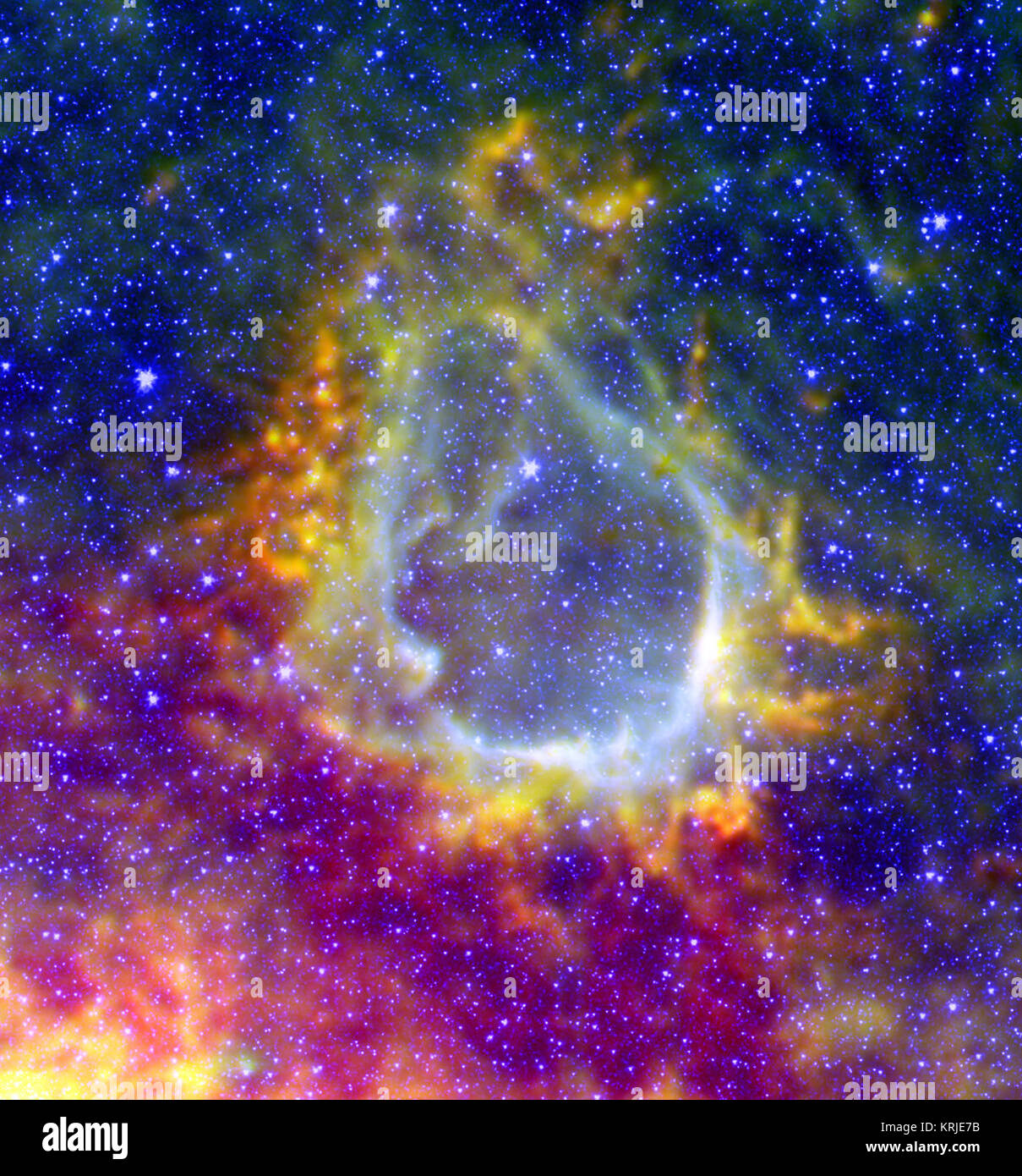 Questa immagine mostra un composito di RCW 120 con dati da Osservatorio spaziale Herschel e Spitzer Space Telescope. Nell'immagine composita di rosso e di giallo visualizza raffreddare la polvere, visto da Herschel. Più blu colori mostrano polvere più caldi rilevata da Spitzer, nonché stelle che sono sia di fronte o dietro l'anello. Anelli di infrarossi Foto Stock