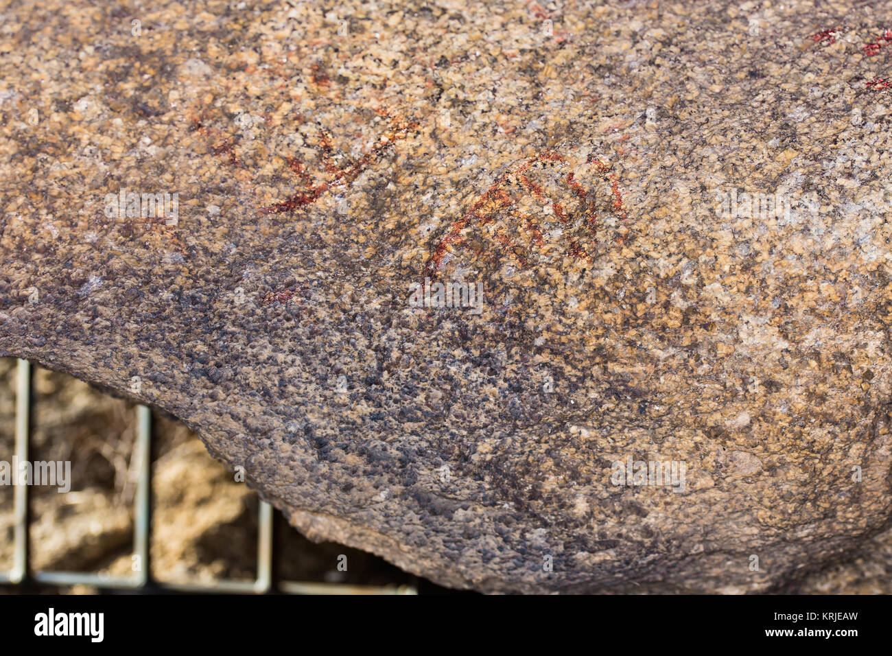 Pitture rupestri preistoriche con simboli. In una caverna nel parco naturale di Barruecos. A Malpartida De Caceres. Spagna. Foto Stock