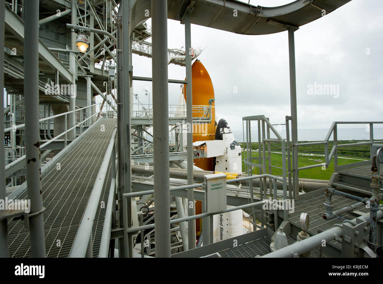 Lo space shuttle Atlantis si è rivelato come il servizio di rotazione struttura (RSS) viene richiamata a launch pad 39a giovedì 7 luglio 2011 presso la NASA Kennedy Space Center di Cape Canaveral, in Florida, Atlantis è impostato per il decollo venerdì 8 luglio sul volo finale del programma shuttle STS-135, un 12-giorno missione alla stazione spaziale internazionale. Photo credit: (NASA/Bill Ingalls) STS-135 visto dalla passerella metallica Foto Stock