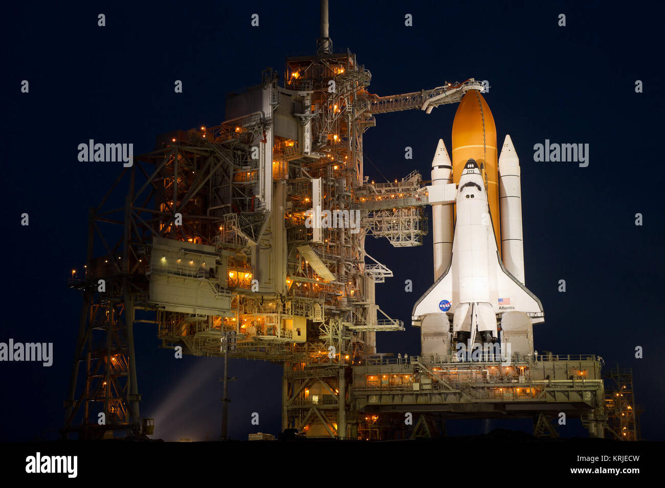 Lo space shuttle Atlantis è visto poco dopo la rotazione struttura di servizio (RSS) è stata richiamata a launch pad 39a, giovedì 7 luglio 2011 presso la NASA Kennedy Space Center di Cape Canaveral, in Florida, Atlantis è impostato per il decollo venerdì 8 luglio sul volo finale del programma shuttle STS-135, un 12-giorno missione alla stazione spaziale internazionale. Photo credit: (NASA/Bill Ingalls) STS-135 illuminato sulla rampa di lancio 39a Foto Stock