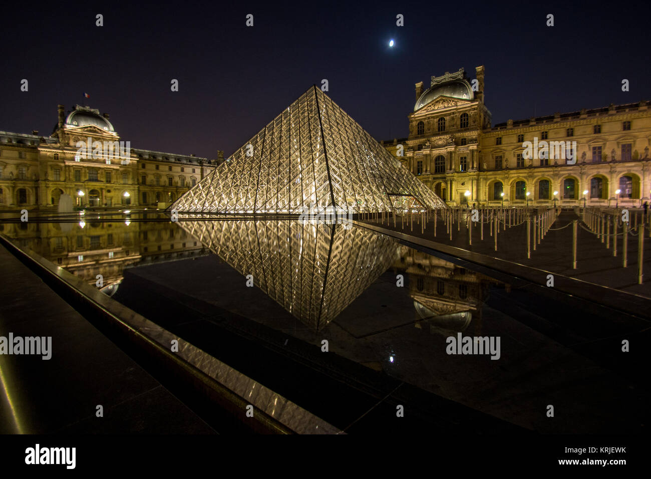 Il museo del Louvre e la Piramide, Parigi, Francia Foto Stock